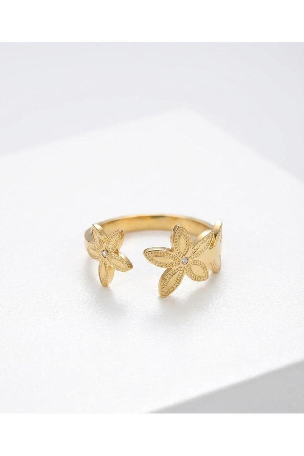 Taş Detaylı İşlemeli Çiçek Tasarımlı Gold Kaplama Yüzük