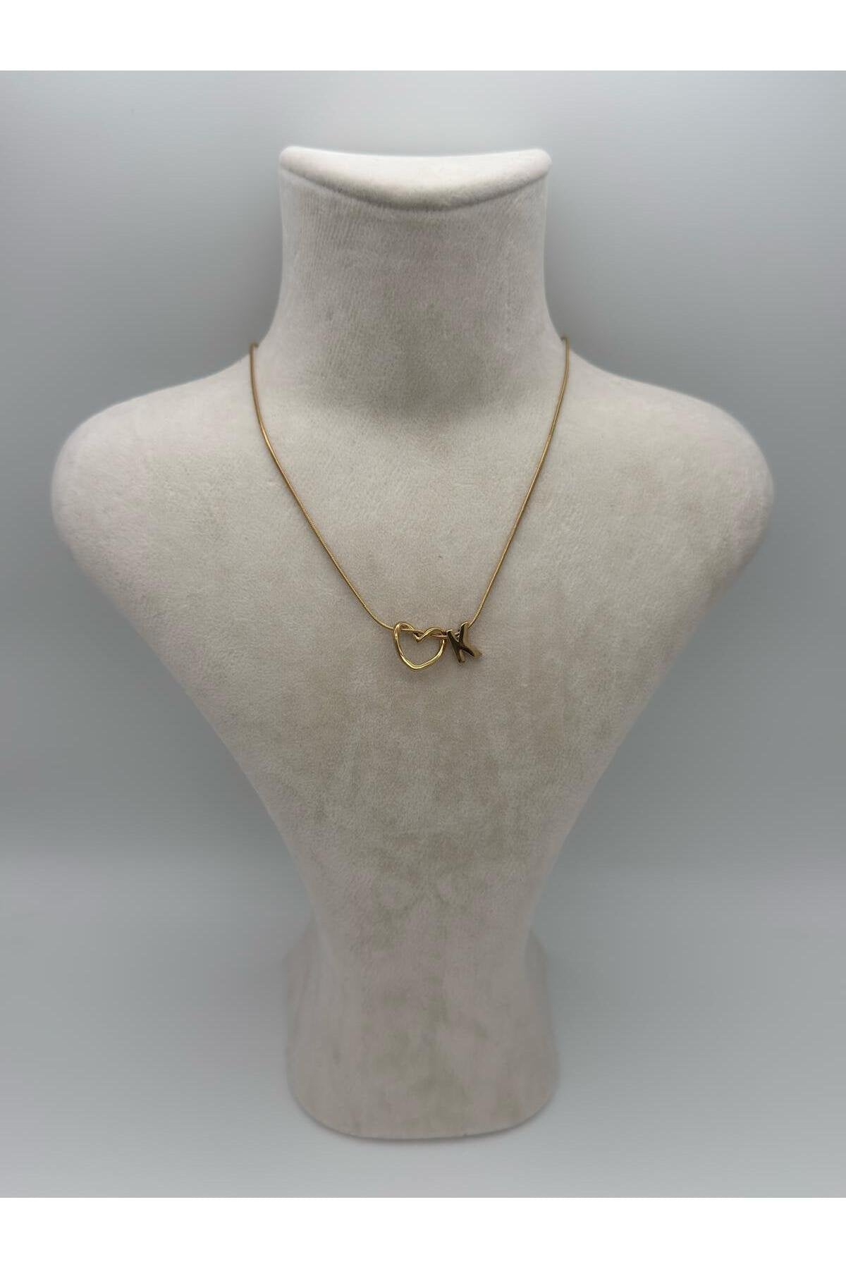 Kalp Detaylı Gold Kaplama Paslanmaz Çelik Harfli Kolye