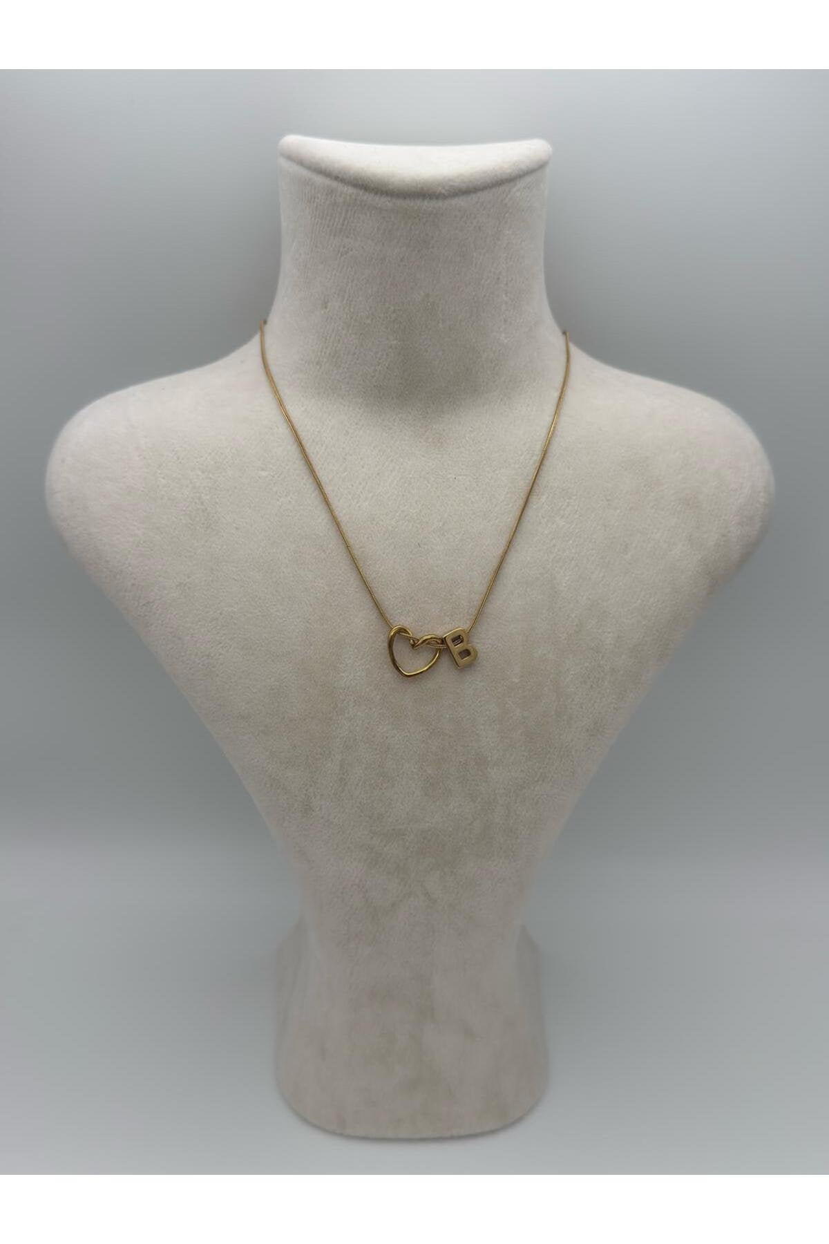 Kalp Detaylı Gold Kaplama Paslanmaz Çelik Harfli Kolye