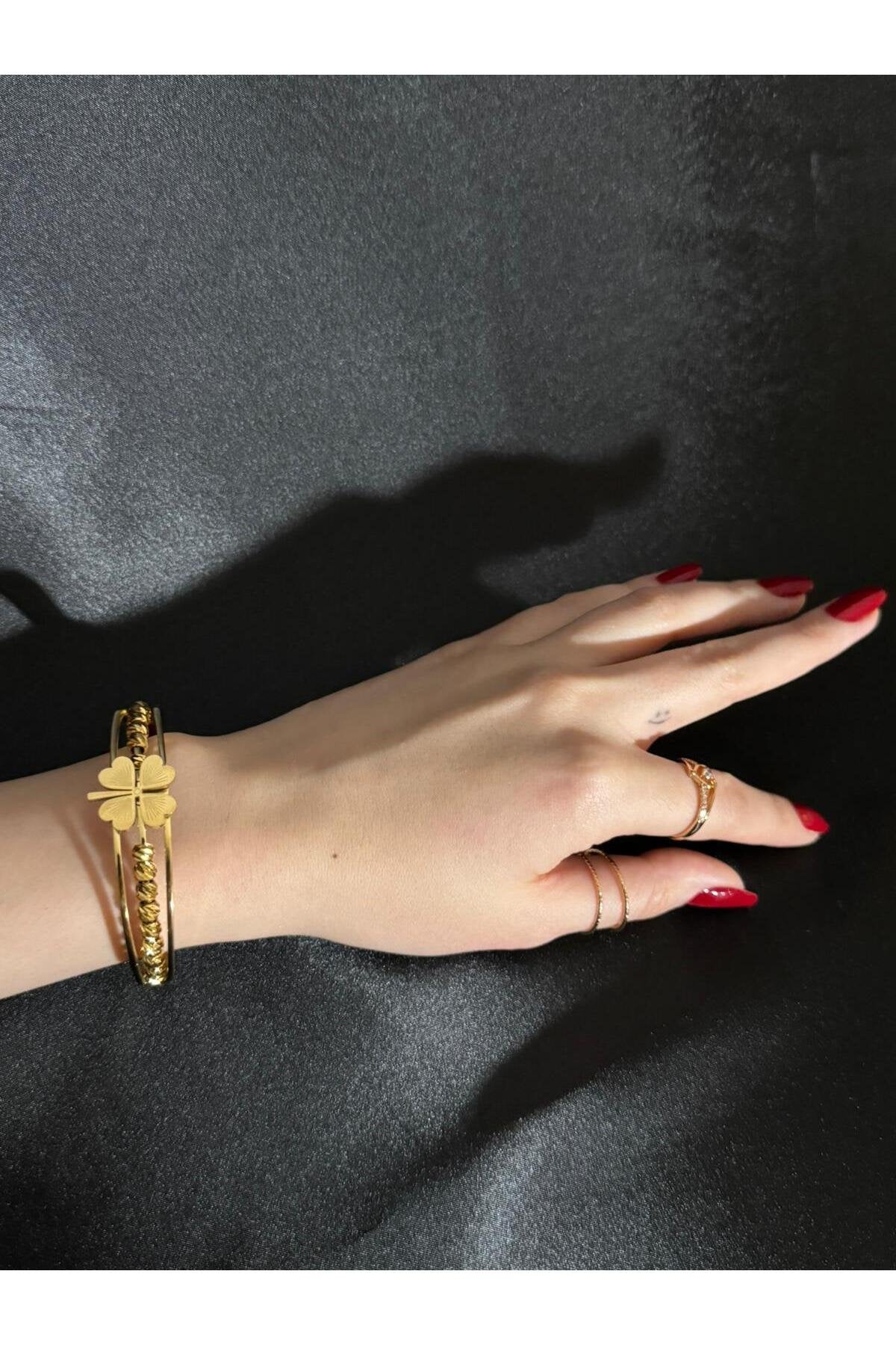 Dorikalı Yonca Detaylı Gold Kaplama Çelik Bileklik