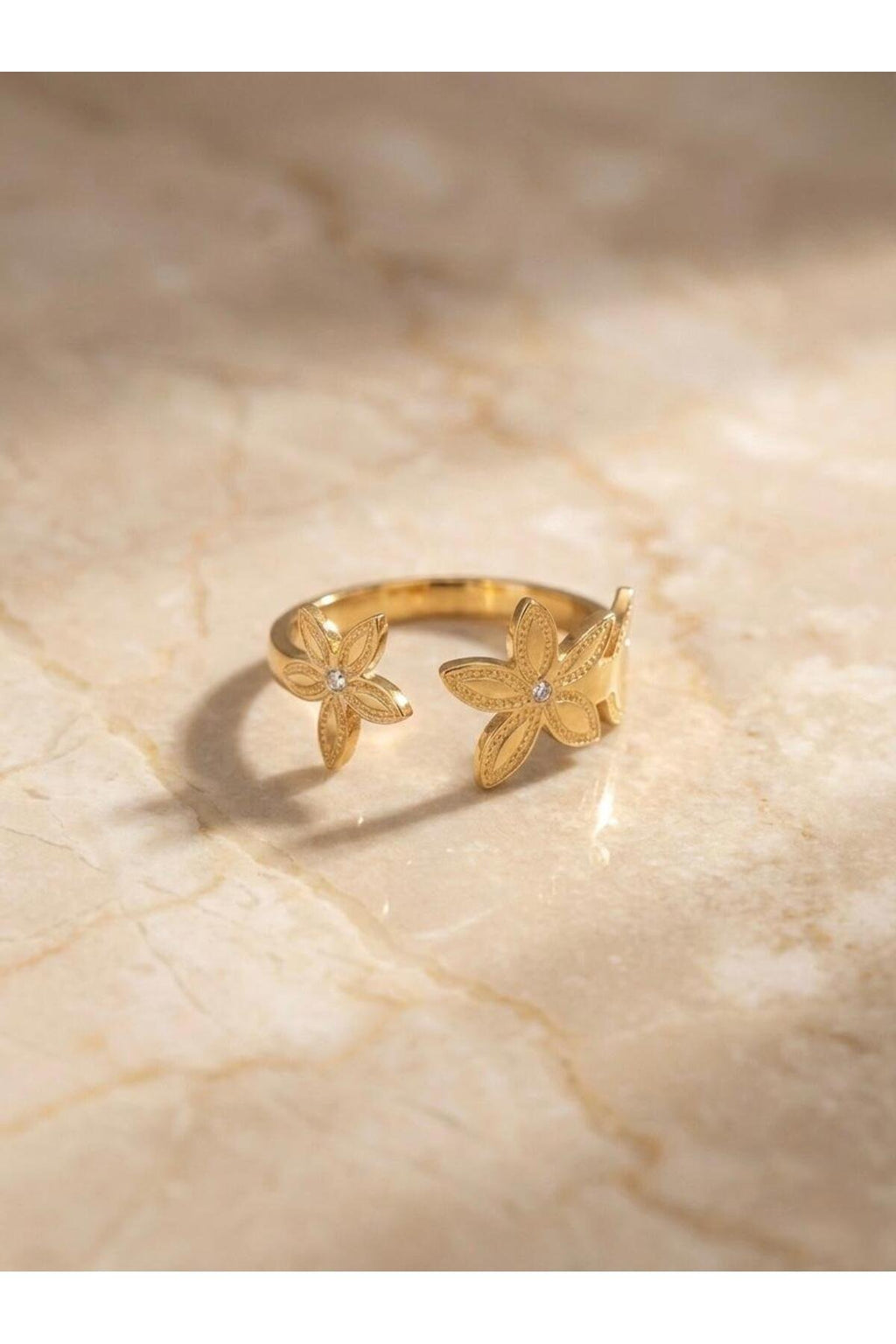 Taş Detaylı İşlemeli Çiçek Tasarımlı Gold Kaplama Yüzük