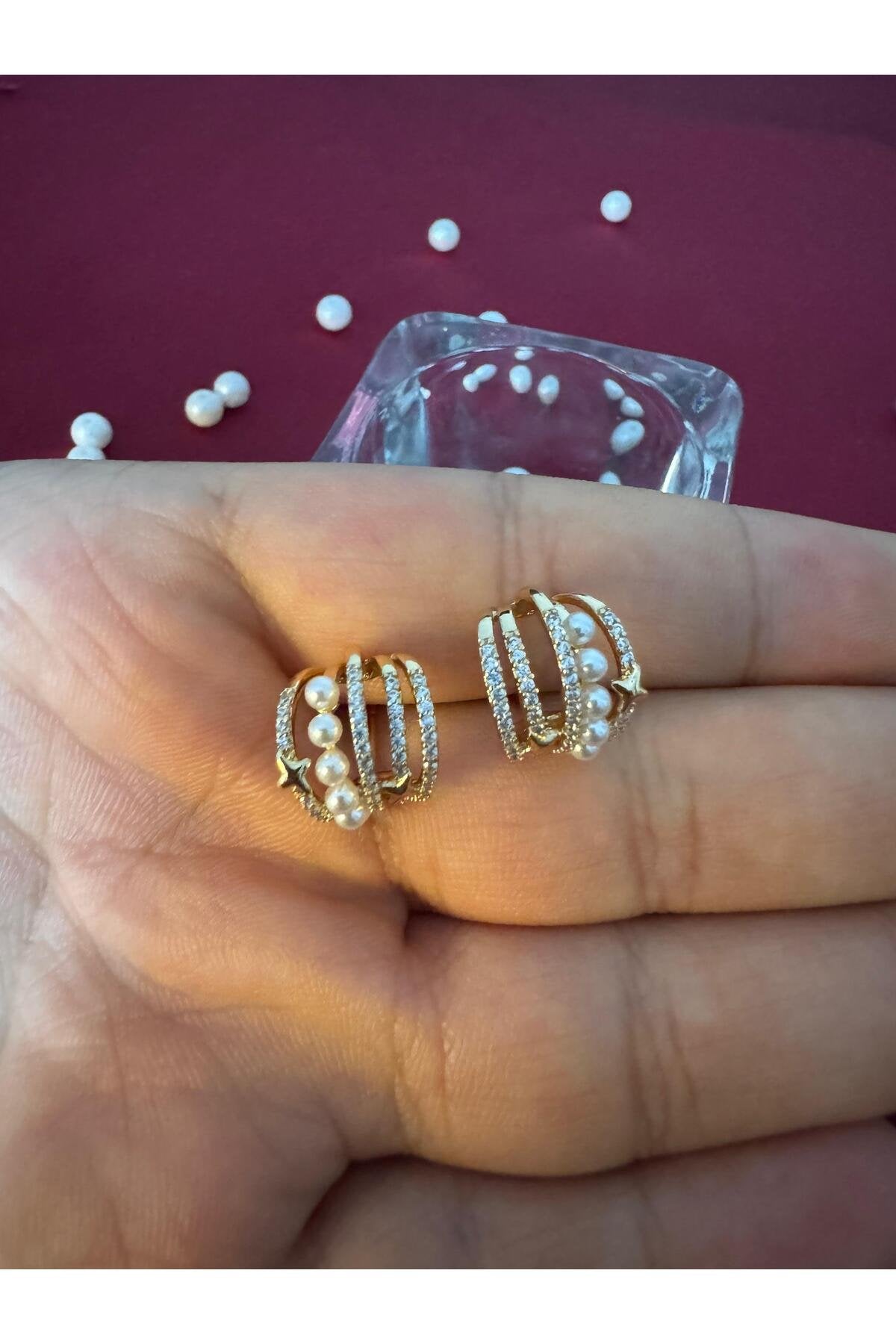 Sirena VIP Serisi-İnci Yolu Zirkon Taş Detaylı Gold Kaplama Paslanmaz Çelik Küpe