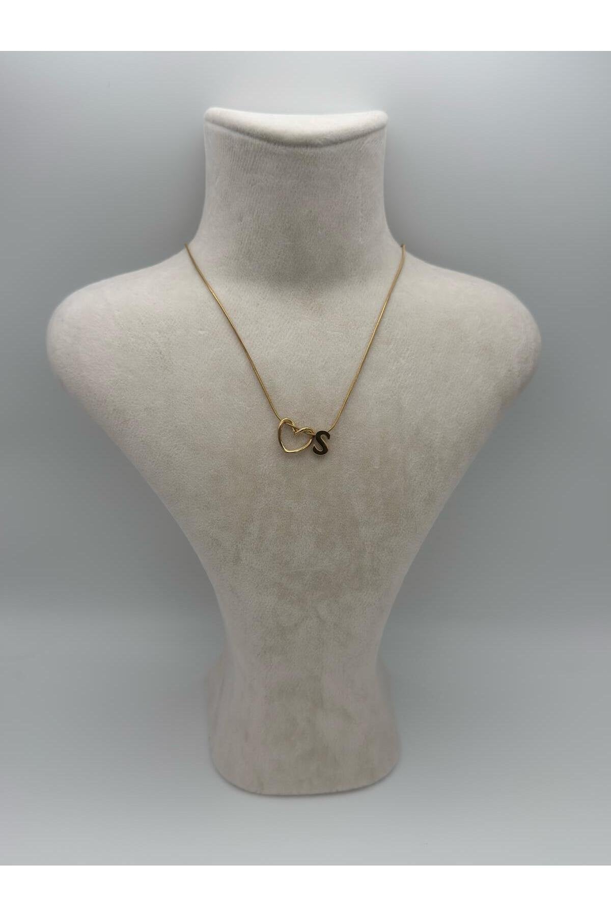 Kalp Detaylı Gold Kaplama Paslanmaz Çelik Harfli Kolye