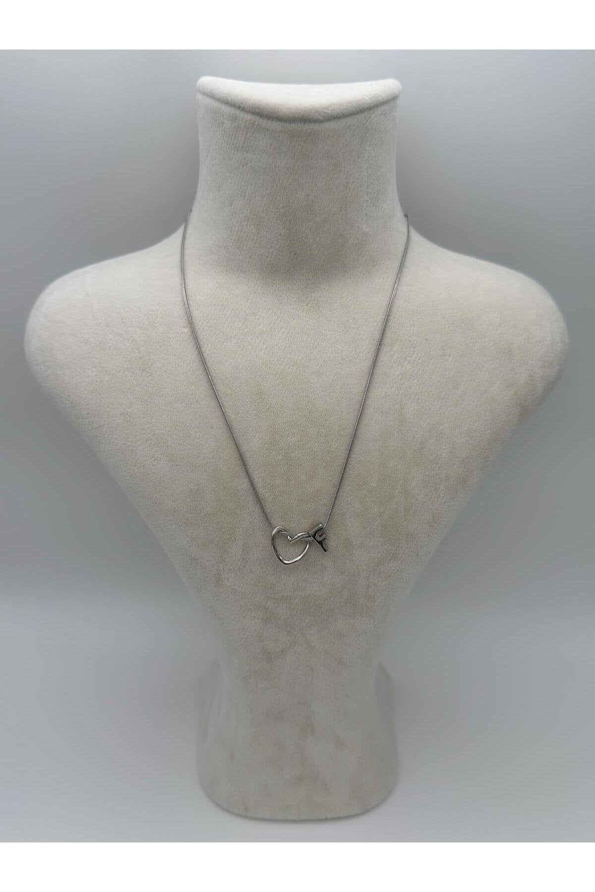 Kalp Detaylı Gümüş Kaplama Paslanmaz Çelik Harfli Kolye