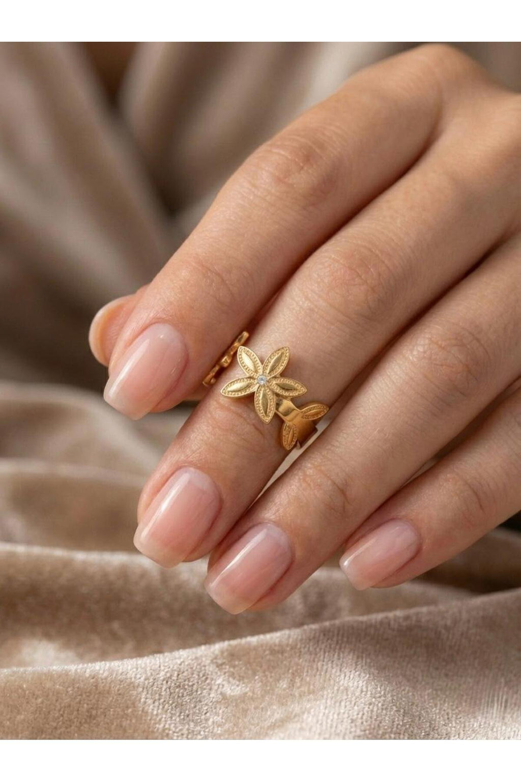 Taş Detaylı İşlemeli Çiçek Tasarımlı Gold Kaplama Yüzük