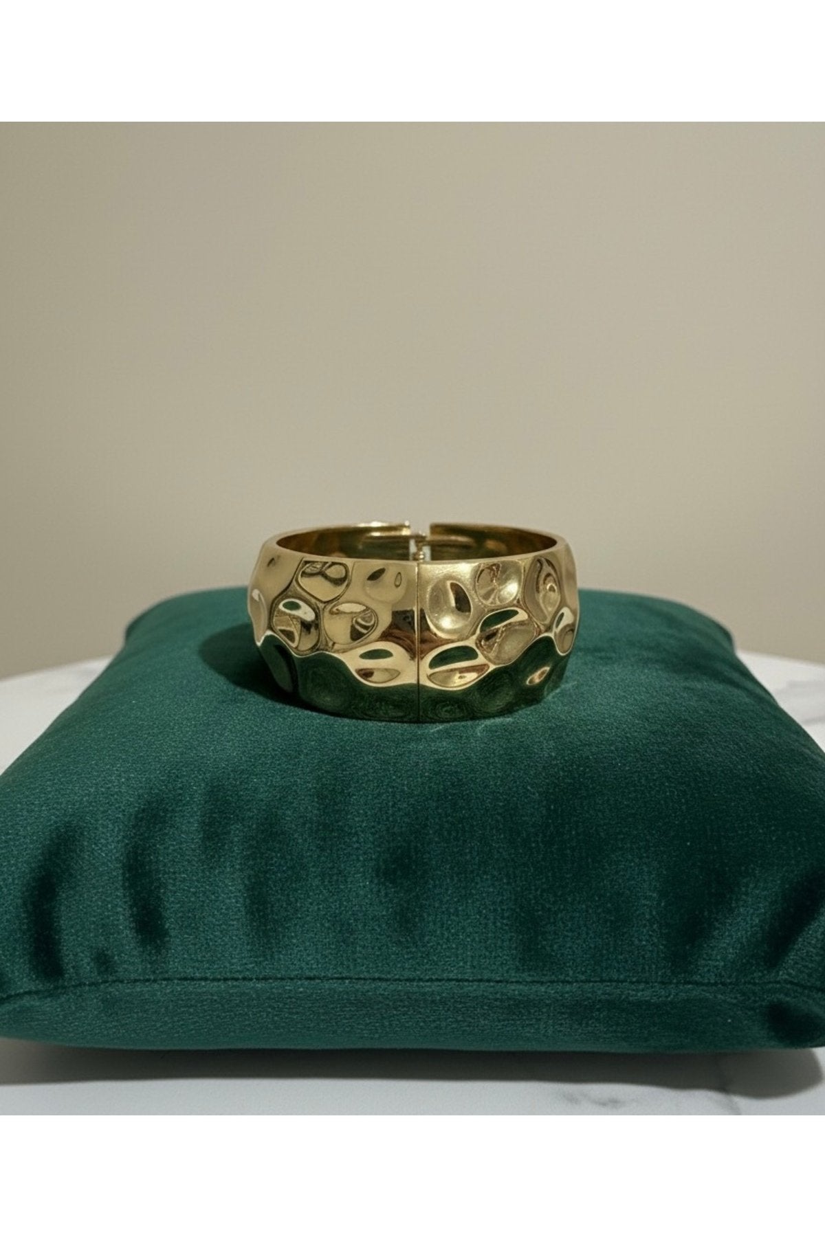 Petek Desenli Gold Kaplama Halka Sert Bilezik-Kelepçe